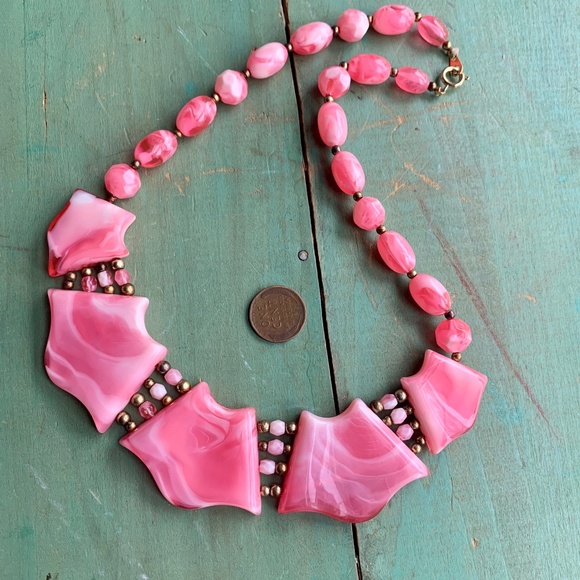 💖 Mid-Century Bubble Gum Pink Swirl Lucite Necklace - Pink 60s Lucite Necklace - Picture 3 of 9